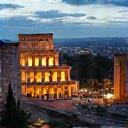 Vista dall'alto di Roma al tramonto, con il Colosseo illuminato, simboleggiando l'origine italiana di Bosco Sano.