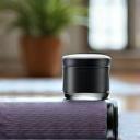 Manubri e tappetino da yoga, con un focus su attrezzi per il fitness e il recupero muscolare