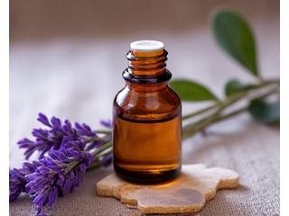 Flacone di olio essenziale di lavanda con fiori freschi