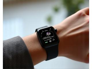 Smartwatch elegante che mostra i dati sulla frequenza cardiaca